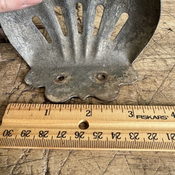 Vintage Metal Soap Dish Wall Mount Scalloped Feminine Patina Rustic Salvage - Picture 10 of 11